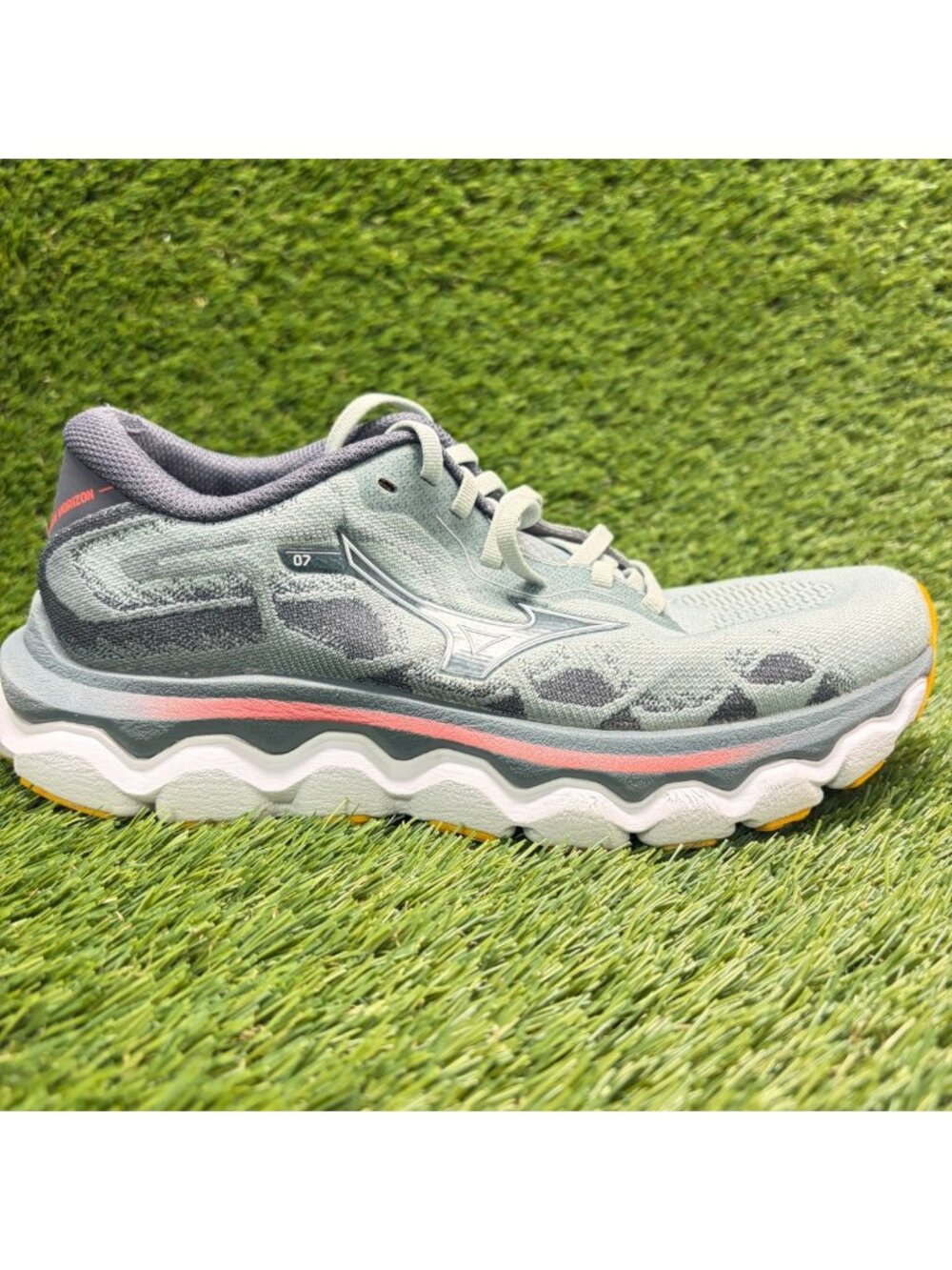 Mizuno Wave Horizon 7 Womens Size 7.5 Grey Mist Athletic Running Shoes Sneakers